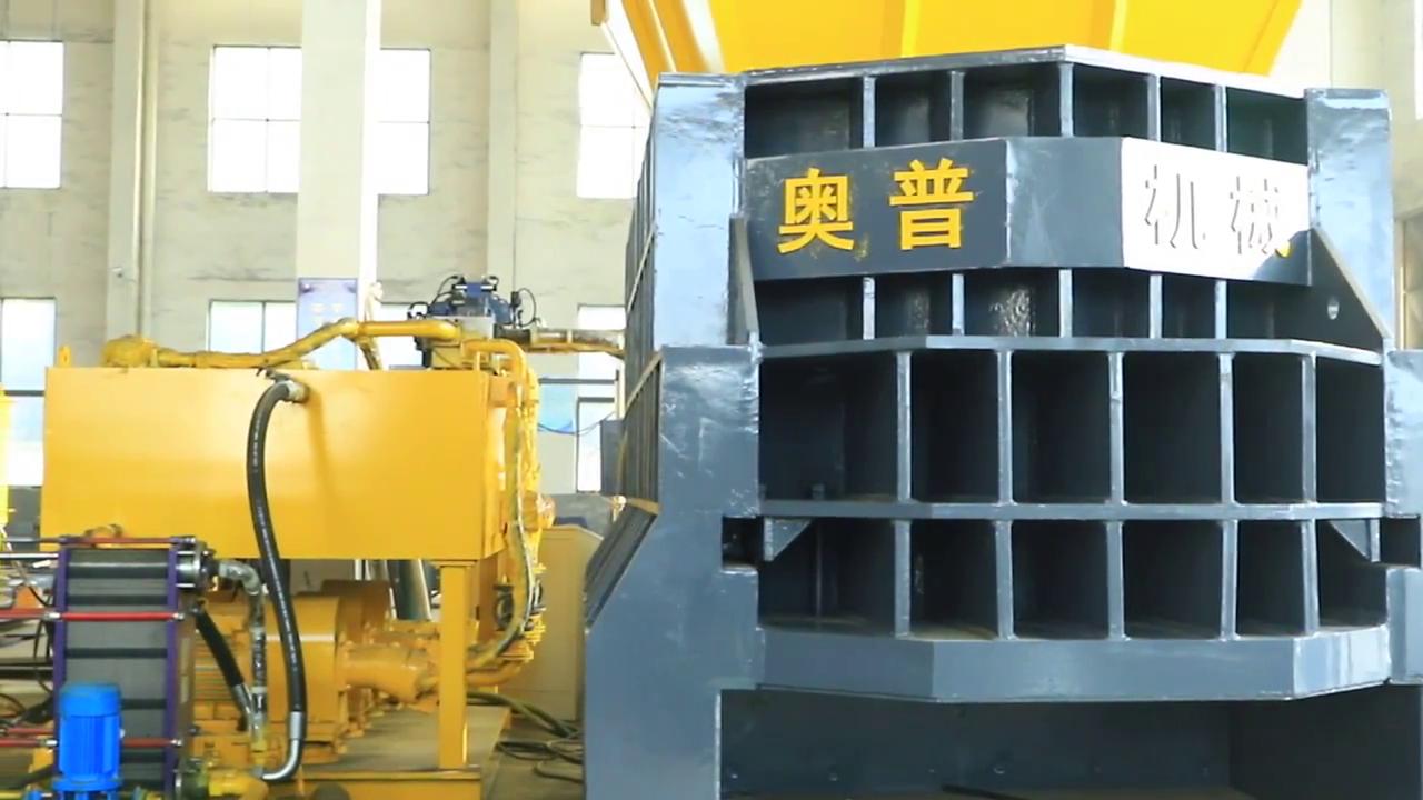 箱式剪切機機身采用高強度錳板焊接而成,易磨損處采用進口的900高強度耐磨板做襯板,箱式剪切機的刀片采用合金鋼材質,能經受得起長時間的高強度的工作。。。